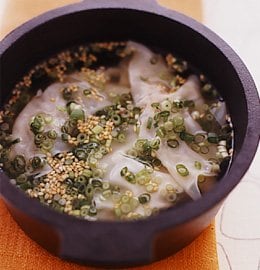 体にやさしくて、のどごしのいいおかずスープ！たっぷりネギの肉ワンタン