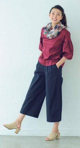 知的見え＆着やせ効果も！今年流行のチノパンはネイビーがおすすめ