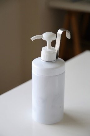 ボトルハンギングフックをボトルヘッドの取りつけ部分にはめた様子