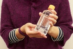 肩こりをラクにする！ペットボトルを使った温灸の方法