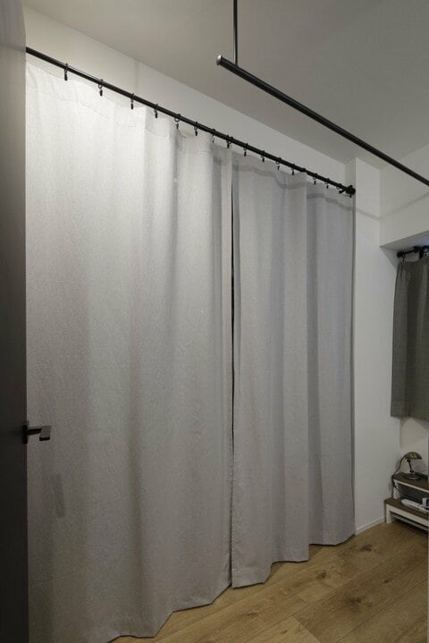 カーテンで仕切るWIC