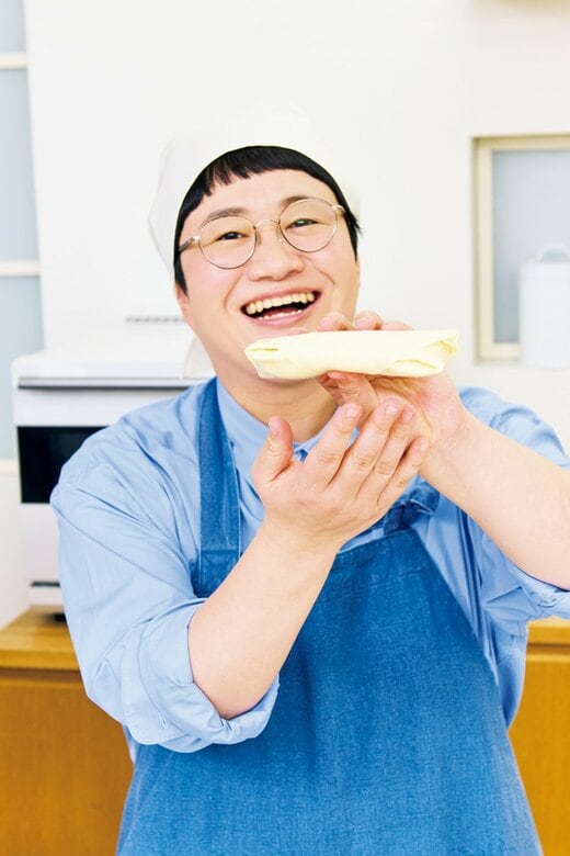 春巻きを巻く近藤春奈さん