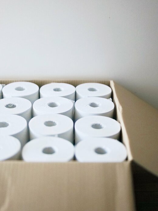 段ボールに入ったトイレットペーパー