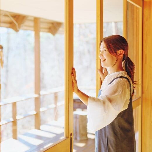 窓を開ける女性