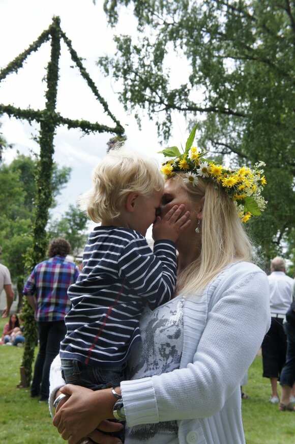 花冠の女性と子ども
