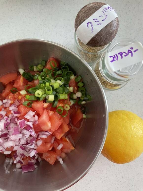 ボウルのサルサと調味料