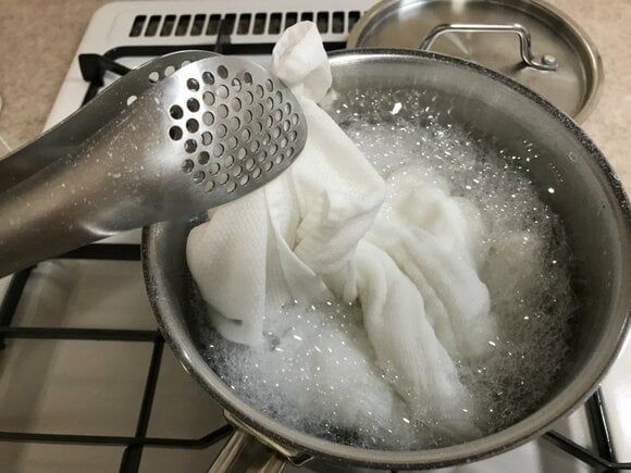 フキンを数枚入れて煮立たせます