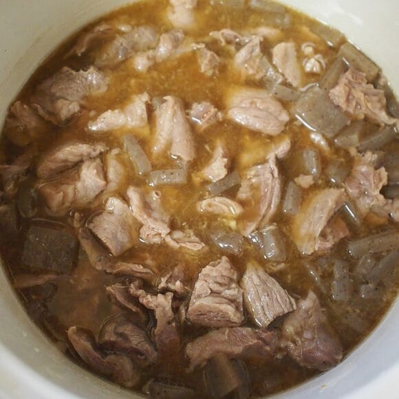 （5）鍋に牛すじとこんにゃくと水を入れて火にかける。