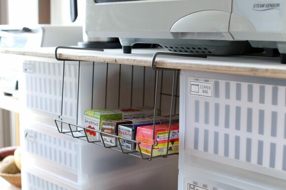 ラップ類の収納は、奥行きのあるワイヤバスケットでまとめて