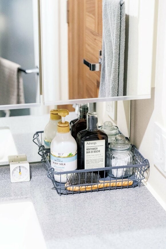 洗面台鏡下スキンケアグッズ