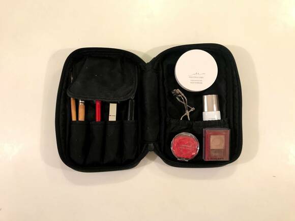 ポーチの定位置に化粧品をくっつけることができる