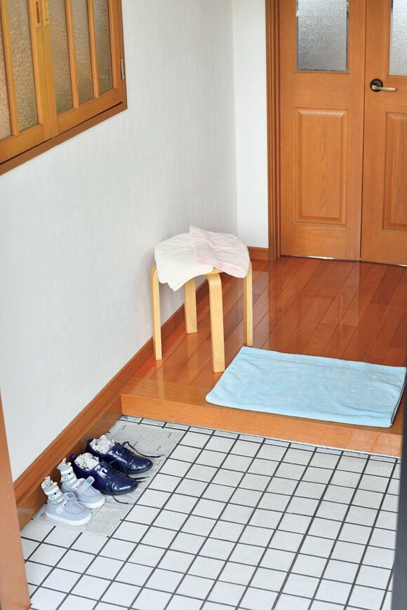 玄関にタオルを置いている