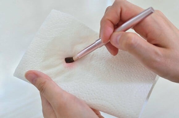 リップブラシを除菌タオルに