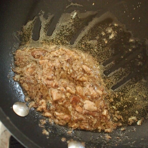 サンマの肝を包丁でたたく