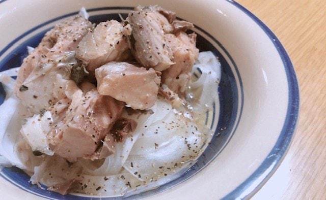 タマネギの上にサバ缶