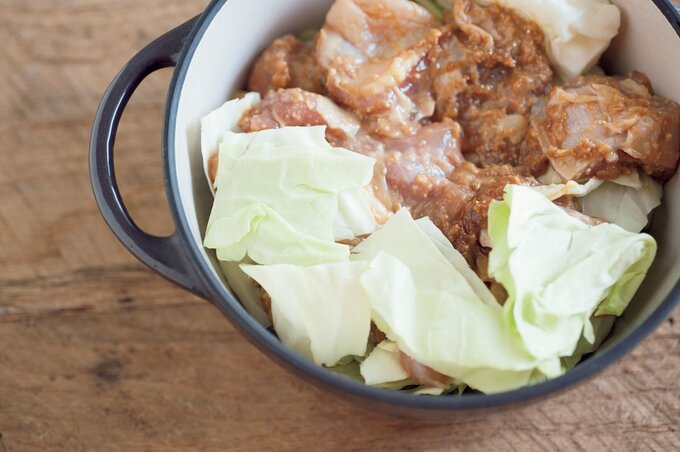 お鍋にキャベツと鶏肉