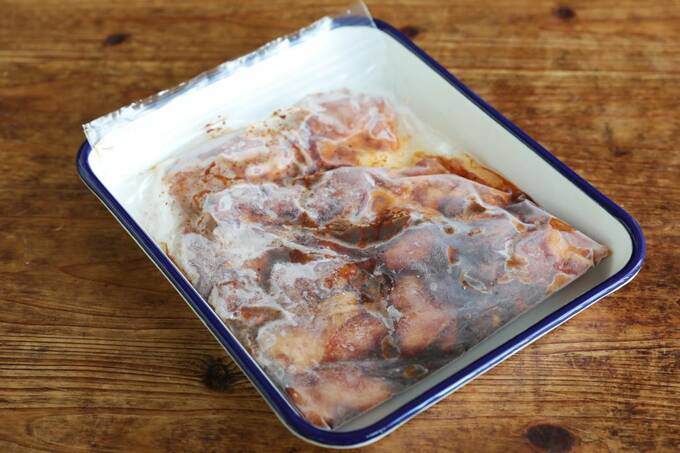 容器に平にした保存袋