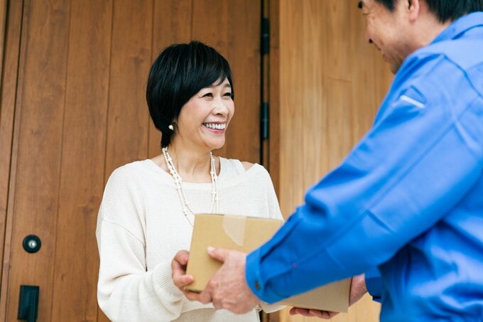 宅配便を受け取る女性