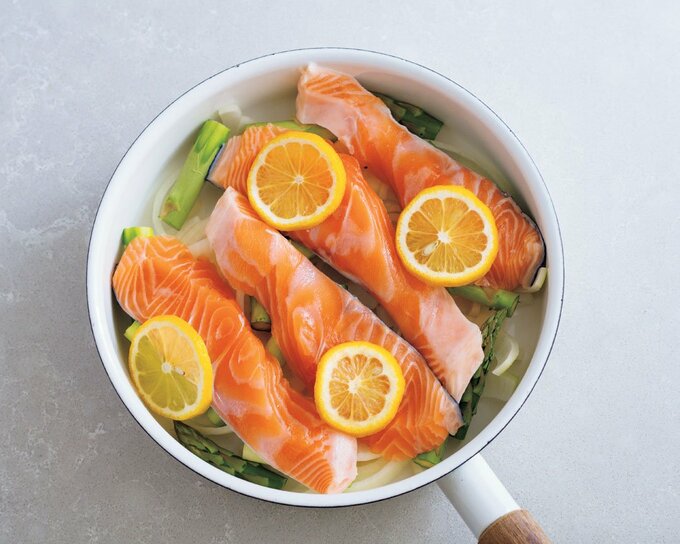 フライパンにサーモンとレモン