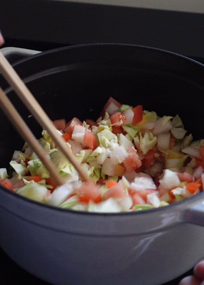 鍋に食材をいれる