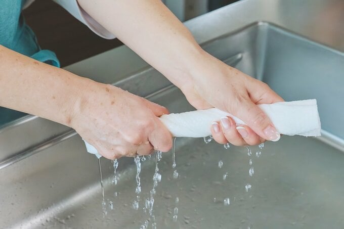 ペーパータオルをぎゅっと絞る