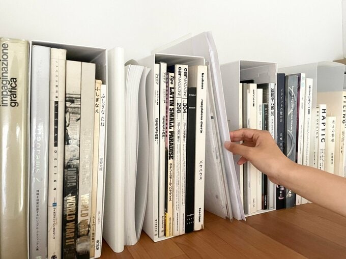 書類を取り出す様子