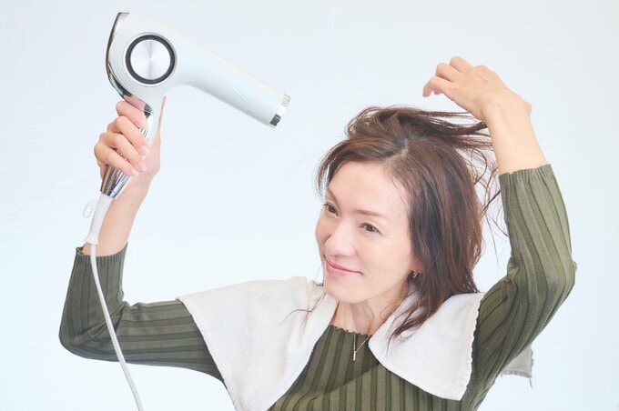 髪を乾かす女性