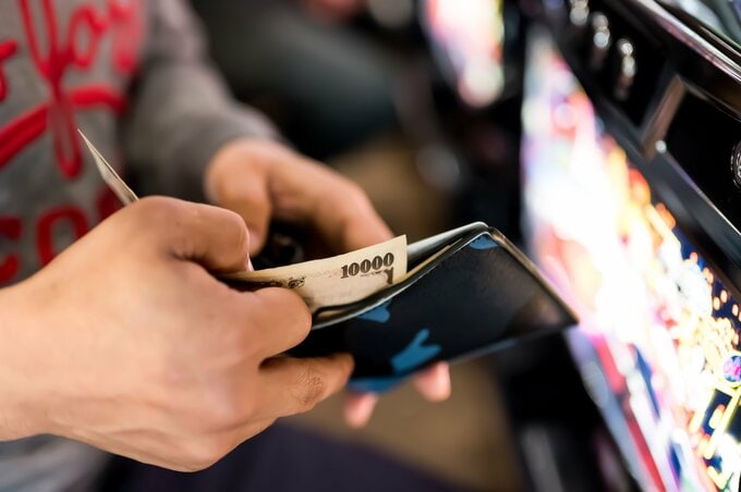 パチンコに行く夫