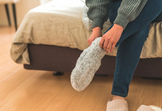 靴下を履く女性