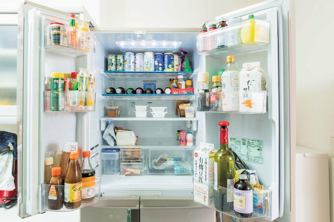 開いた冷蔵室上に缶ビール