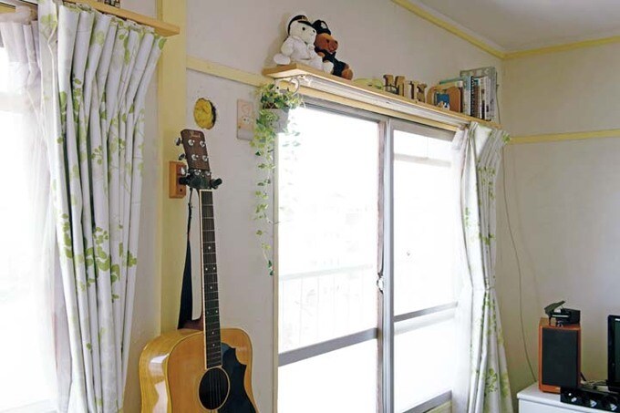 DIYで棚を兼ねたカーテンレールを取り付けた窓辺