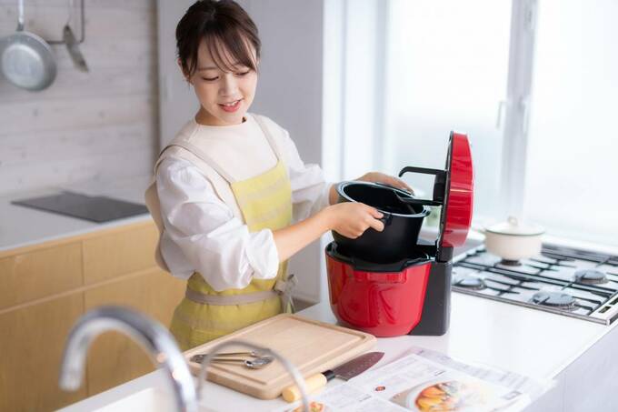 ホットクックを持つ女性