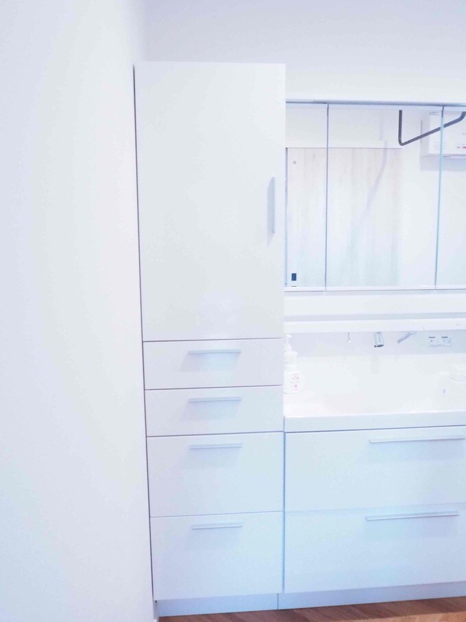 引き出しタイプのトールキャビネット