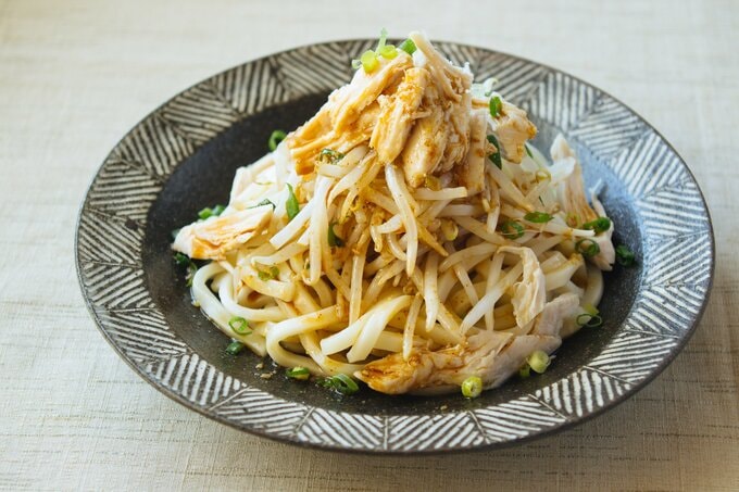 サラダチキンとモヤシのあえうどん