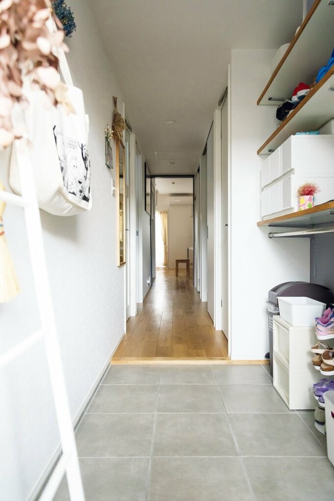 廊下だった部分を取り込んでスペースを広げた玄関