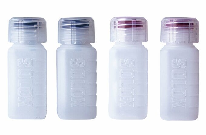 左がSOLOX 液体調味料ボトル Sサイズ、右がSOLOX スパイスボトル 1穴タイプ