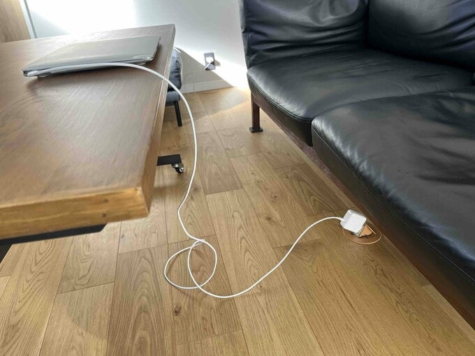 ソファ下につけたアップコンセント