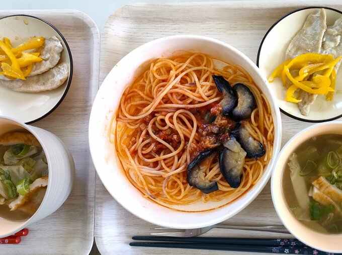 市販のナスミートパスタを夫婦ふたりで分け、スープと炒め物を添えたランチに