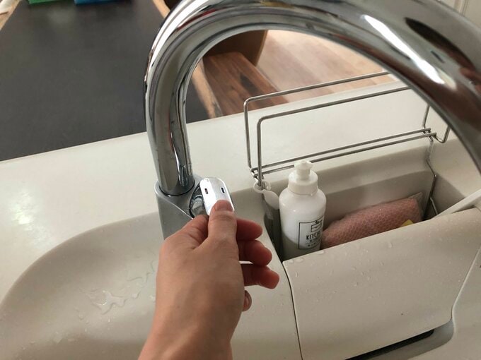 タッチレス水栓の温度調整をする様子