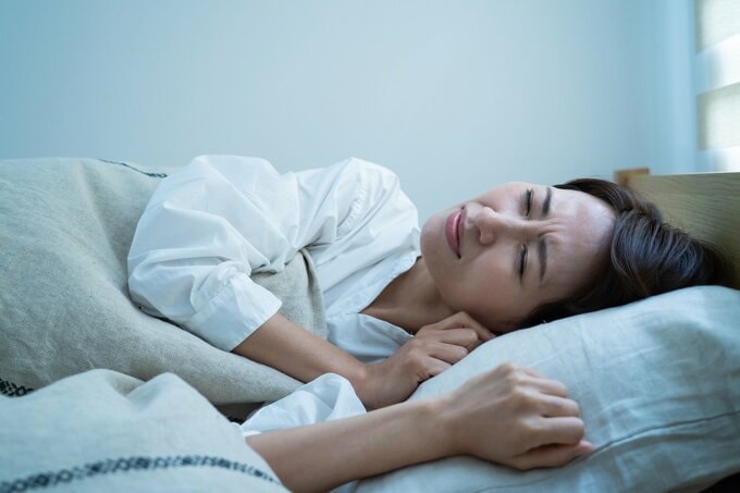 寝苦しく感じている女性