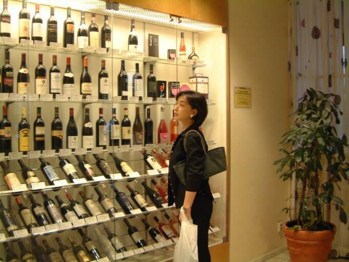 ワイン棚と川上麻衣子さん