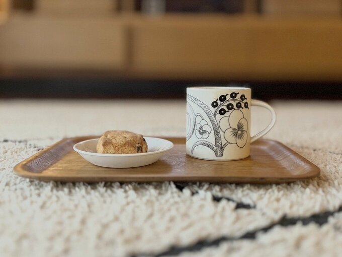 マグカップとおやつ