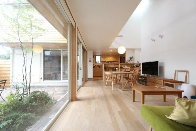 中庭に面して連続するLDK