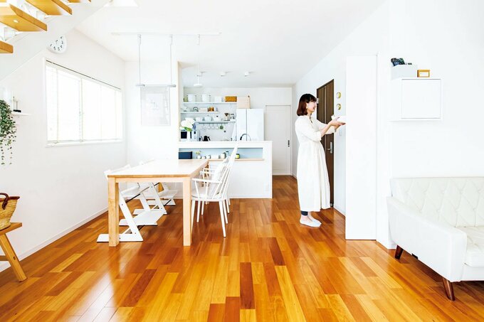 リビングに女性