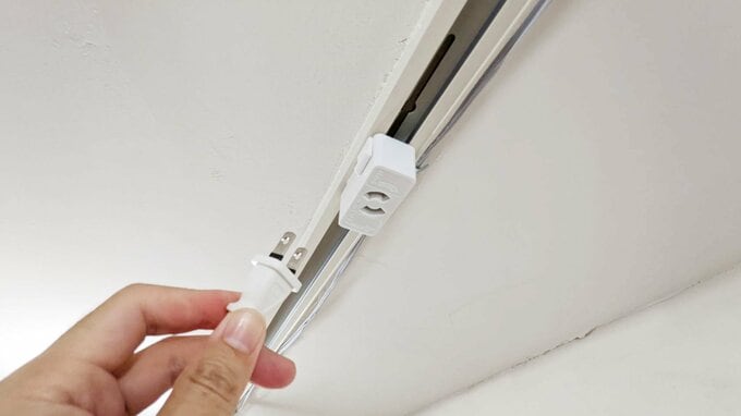 ライティングレールに取りつけたコンセント
