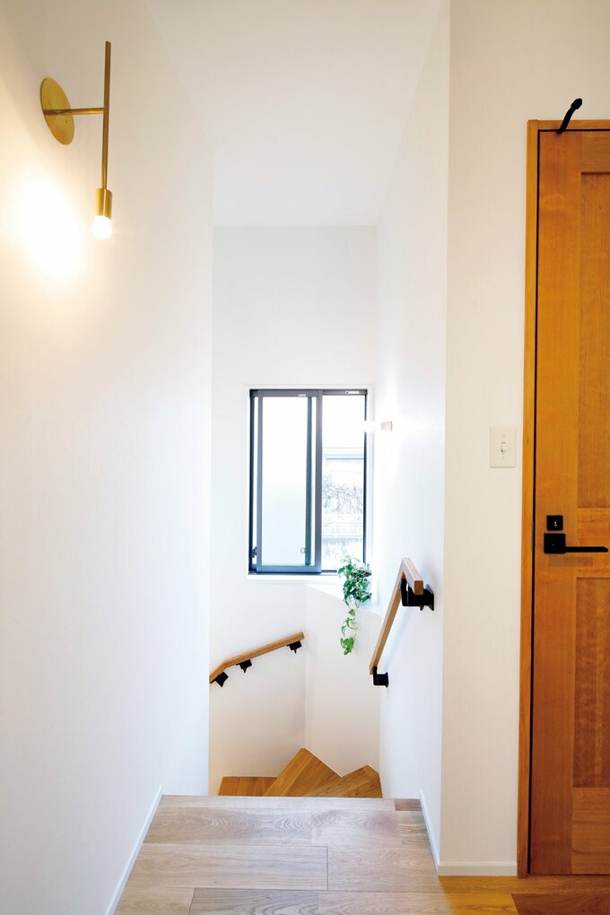 1階からの階段には新しいフローリングを張ってリニューアル