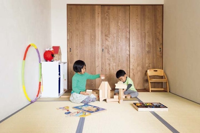 子どもの遊び場としても重宝しているリビングの一角の畳スペース