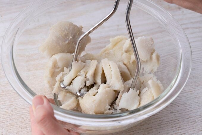 マッシャーでつぶす