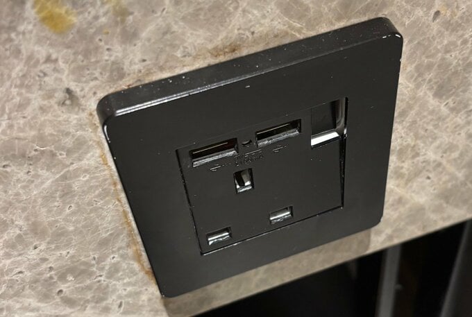 写真：ラウンジコンセント