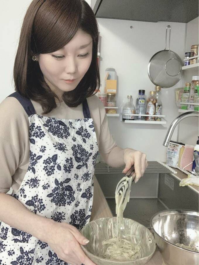 料理をする女性